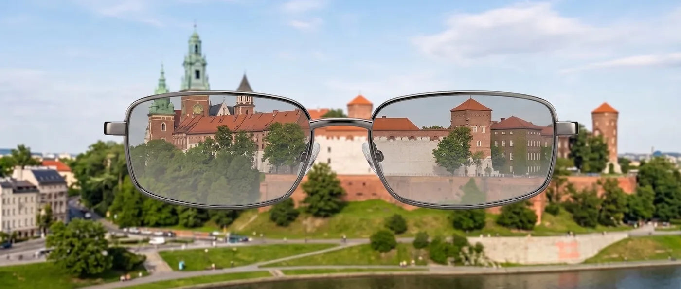 Widok Wawelu przez transparentne szkła
